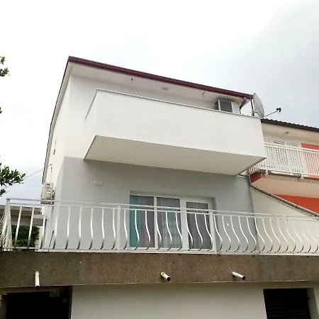 Dora ##3 Apartment